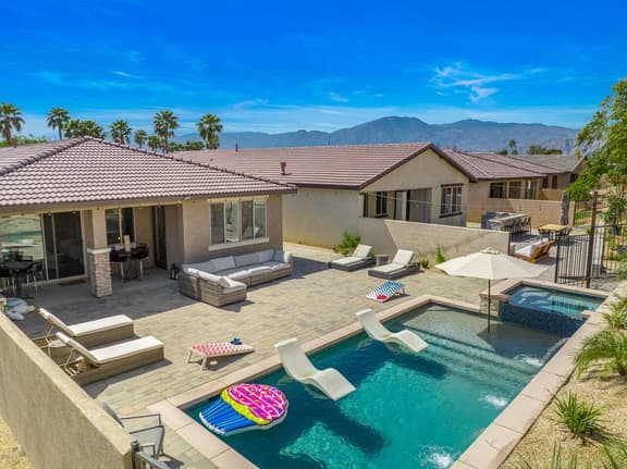 Twin Palms - Walk to festivals!   Stunning homes!